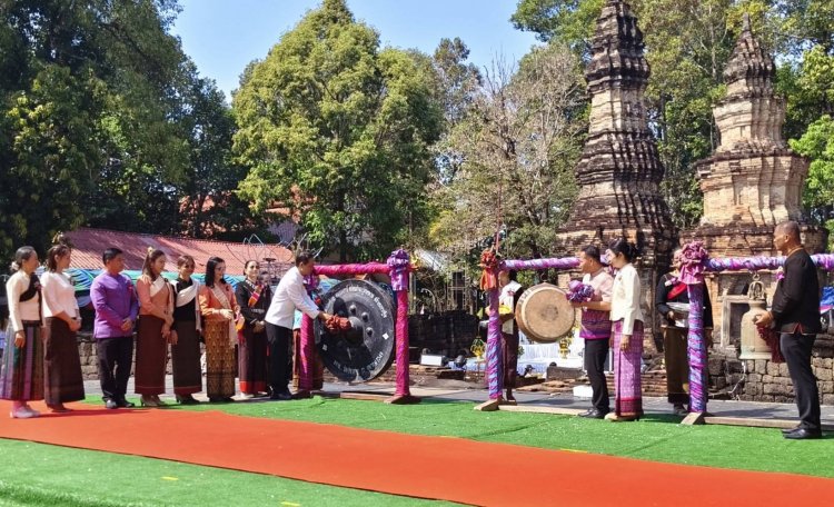 สืบสานตำนานพันปีประเพณีไหว้พระธาตุ ปราสาท บ้านปราสาท อ.ห้วยทับทัน สุดยิ่งใหญ่