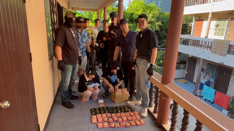 ตร.บุกจับหนุ่มสาวค้ายา “แฮปปี้วอเตอร์” ยึดของกลางกว่า 6.5 กก.คาหอพักซอยรามอินทรา 58
