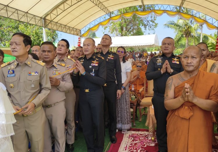 แม่ทัพภาคที่ 2 ควง ผู้ว่าฯศรีสะเกษ ร่วมพิธียกเสาเอก “เจดีย์เปิดดวง” วัดศรีสมบูรณ์รัตนาราม