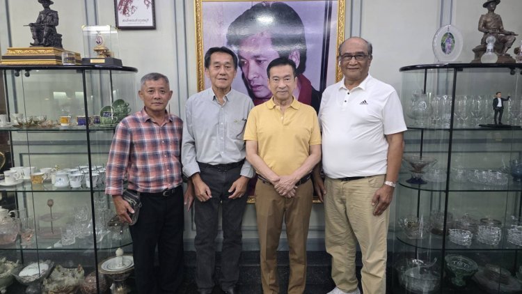 หมึก-มายา กับ โกดำ-นำทีมสมาคมสื่อมวลชนข่าวดิจิทัลฯแสดงความยินดี พี่ชัช - ชัชวาลล์ คงอุดม เลขาธิการพรรครวมไทยสร้างชาติ
