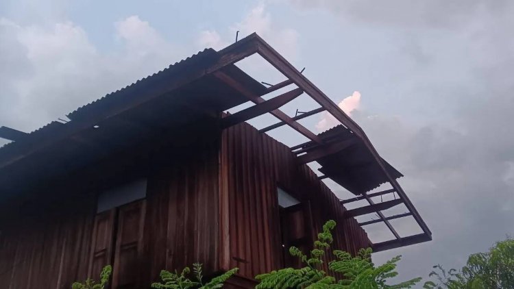 พายุฤดูร้อนพ่นพิษ "ฝนตกหนัก-ลูกเห็บ" ถล่ม"บ้านหนองป่าแขม" บ้านเรือนพังยับ