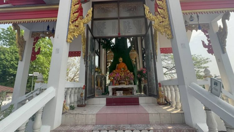 ปชช.แห่ขอพร หลวงพ่อผอม เขย่าเซียมซีได้เลขเด็ด หวังลุ้นโชคลาภ