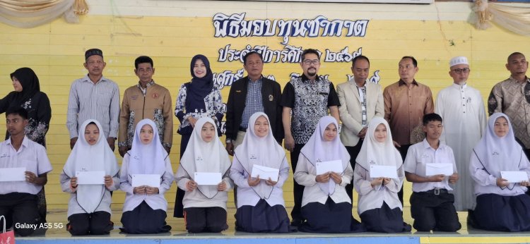 สส. ป้ายแดง "รุตฟี กล้าธรรม"ร่วมนายกโป่ง ธนาวิทย์ มอบเงินทุนซากาตให้นักเรียนในสังกัดเทศบาลเมืองนราธิวาส
