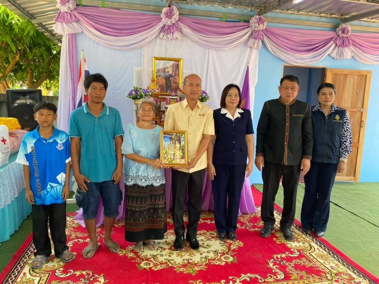 ศรีสะเกษ มอบบ้านกาชาดโครงการสร้างซ่อมแซมบ้านให้แก่ผู้ยากไร้ที่อำเภอศรีรัตนะ