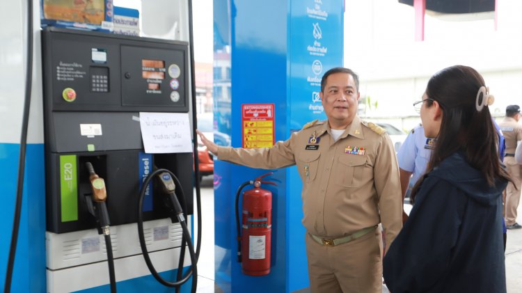 ผู้ว่าฯปทุมธานี นำทีมลงพื้นที่ตรวจสอบปั๊มน้ำมัน สร้างความมั่นใจประชาชน ยืนยันน้ำมันเพียงพอแต่รอรอบการขนส่ง 