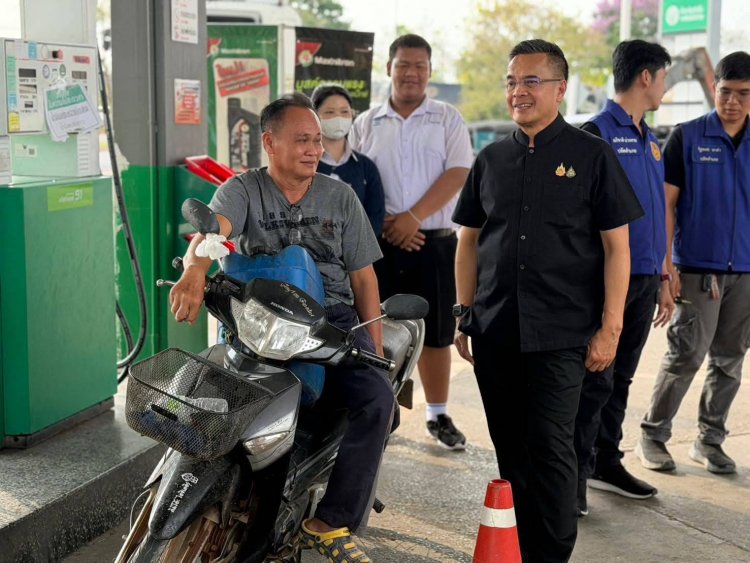 รองผู้ว่าฯพิจิตร นำทีมลุยตรวจปั๊มน้ำมัน6แห่งใน2อำเภอพิสูจน์ข่าวลือกักตุนเก็งกำไร..