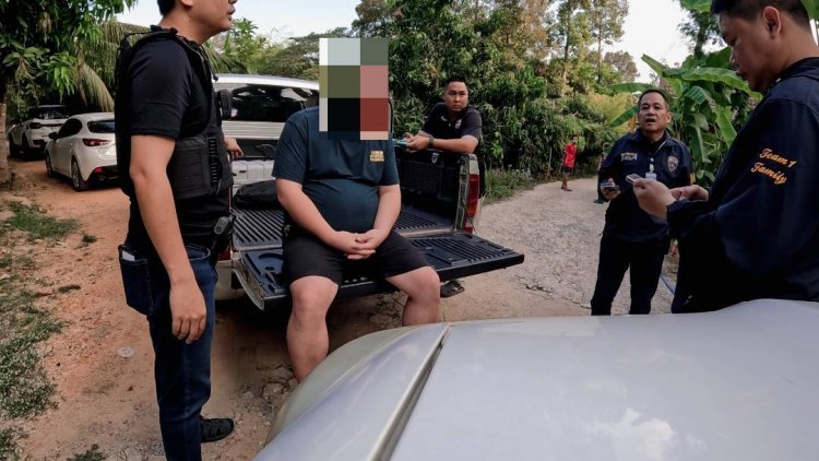 สืบ ตม.4 บุกจับหนุ่มจีนหนีคดีฉ้อโกงเสียหายกว่า 500 ล้านบาทซุกสำนักสักยันต์ที่ขอนแก่น