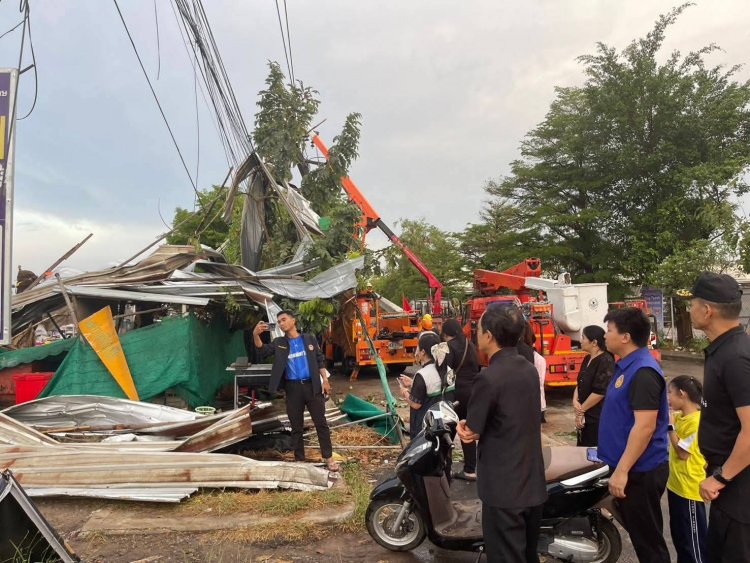 ศรีสะเกษอ่วม!พายุฤดูร้อนถล่ม ลมกระโชกแรง ซัดบ้านเรือน-ร้านค้า พังยับ ผู้ว่าฯสั่งเร่งช่วยเหลือ