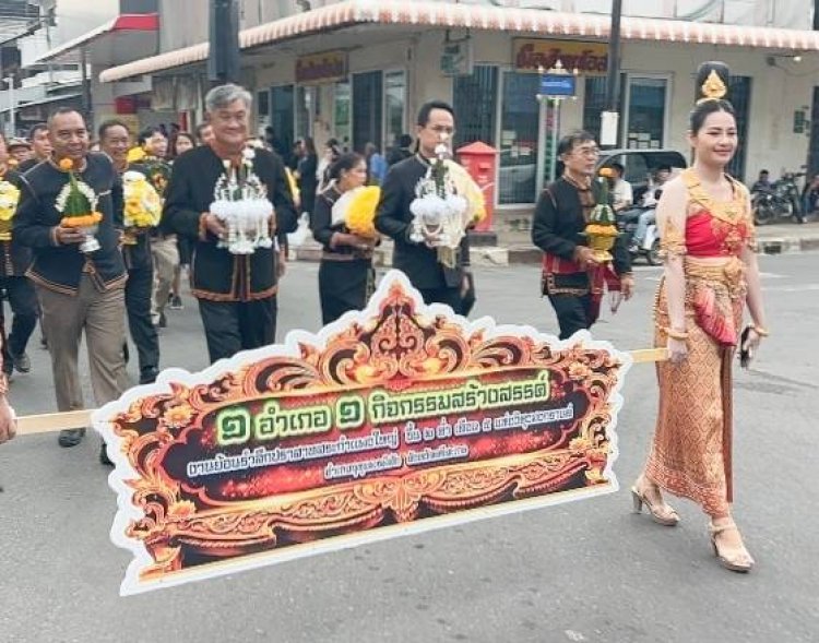 ชาวอำเภออุทุมพรพิสัยร่วมขบวนแห่น้ำศักดิ์สิทธิ์บูชาศิวะเทพทย้อนรำลึกปราสาทหินพันปีวิศวะสงกรานต์