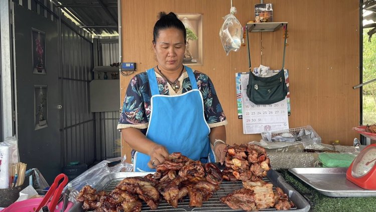 น้ำมันแพง ต้นทุนพุ่ง "แม่ค้าหมูย่าง"บุรีรัมย์ กัดฟันตรึงราคา ยอดขายวูบ กำไรหดหาย
