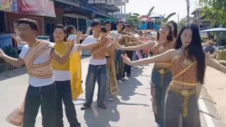 “นุ่งยีนส์ห่มสไบ” ฟ้อนม่วนสะเทือนเมือง แห่พระเวสสันดรเข้าเมืองชัยภูมิ สีสันร่วมสมัยสะดุดตา