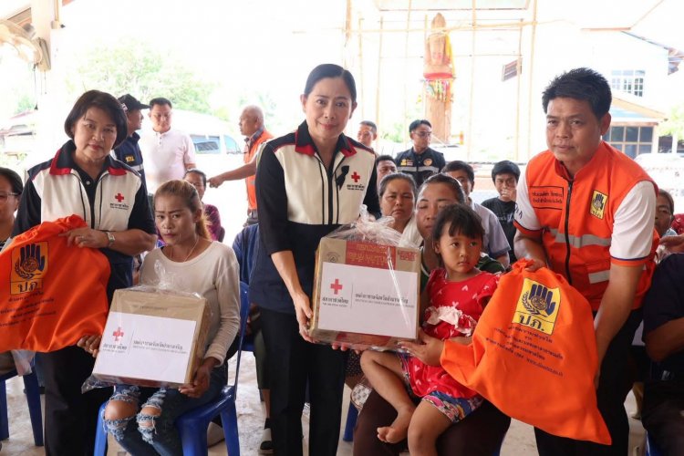 ไม่ทิ้งใครไว้ข้างหลัง!ผู้ว่าฯอำนาจเจริญลงพื้นมอบสิ่งของช่วยเหลือเหยื่อวาตภัยอำเภอชานุมาน