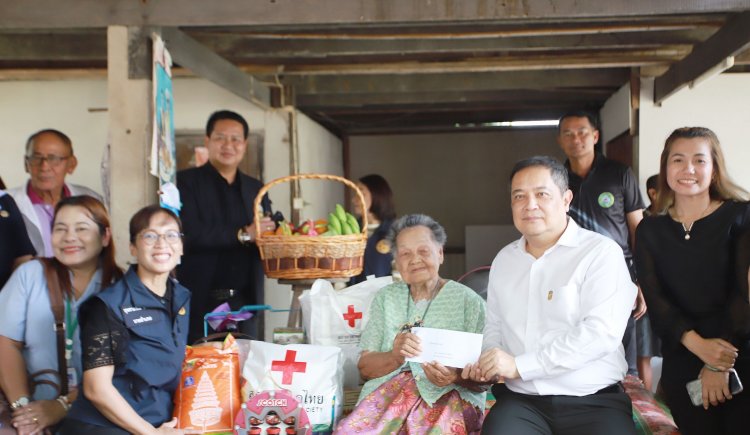 พ่อเมืองปทุมฯ เยี่ยมคุณยาย 5แผ่นดินอายุ108 ปี กระซิบถามเคล็ดลับอายุยืน พร้อมมอบสิ่งของและเงินช่วยเหลือผู้สูงอายุ