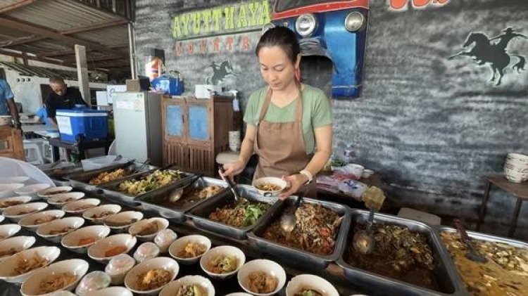 อิ่มสวนกระแส! ข้าวแกง 10 บาทอยุธยา ตรึงราคาสู้ของแพง คนแห่ฝากท้องแน่นร้าน