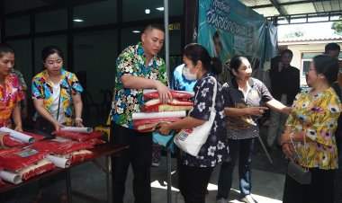 ผู้ใหญ่บ้านหมู่ 5 ตำบลสำโรงเหนือ จัดพิธีทำบุญ สรงน้ำพระ แจกข้าวสาร ให้กับผู้สูงอายุ