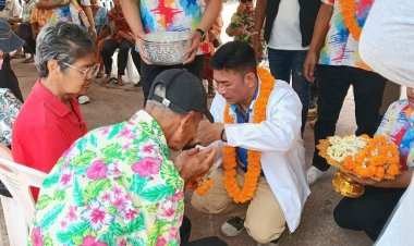 นายกเล็กปราจีนบุรีนำทีมรดน้ำดหัวขอพรผู้สูงอายุเนื่อเทศกาลสงกรานต์