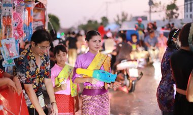 สุดเก๋! สาวใส่ชุดมอญเล่นน้ำวันสงกรานต์ถนนข้าวแช่ปทุมธานี