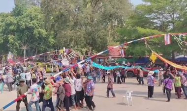 สืบสานอนุรักษ์วัฒนธรรมท้องถิ่น!ชาวบ้านยกตำบลแห่ขบวนยกเสาธงไม้โบราณส่งท้ายสงกรานต์