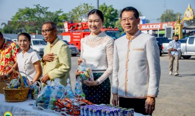 ชาวอำเภอขุนหาญนุ่งผ้าไทยใส่บาตร ทำความดี วิถีพอเพียง