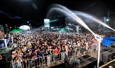 ยิ่งใหญ่อลังการ!วันไหลธัญบุรี (Thanya-Splash)คนนับหมื่นแห่เล่นน้ำสงกรานต์จนธัญบุรีลุกเป็นไฟ