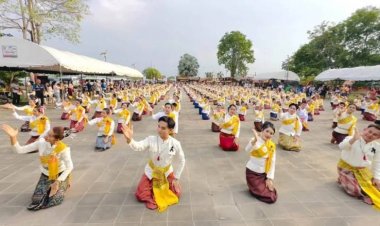 เปิดงานยิ่งใหญ่ 409 ชีวิตรำถวายจุดไฟศรัทธาสมเด็จพระนเรศวรมหาราช กลางสระแก้ว