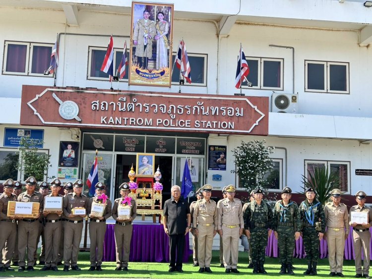 มูลนิธิชัยพัฒนา มอบสิ่งของพระราชทานใจแก่ทหาร ตำวจแนวชายแดนศรีสะเกษ