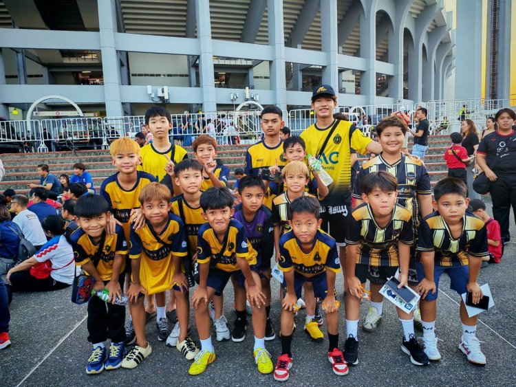 สร้างแรงบันดาลใจ!!! เด็กและเยาวชน เชียร์ไทยดวลเติร์กฯ บอลเอเชียนคัพ 2027