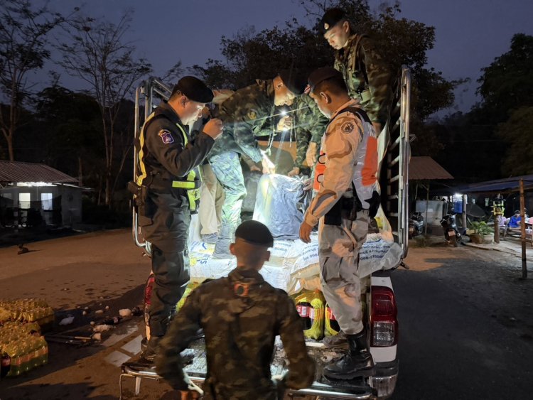 ทหารรวบกระบะลอบขน 1,260 ลิตร ขายเมียนมา ลิตรละ 100 บาท