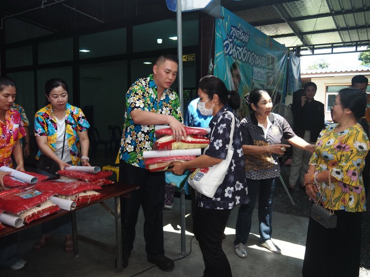 ผู้ใหญ่บ้านหมู่ 5 ตำบลสำโรงเหนือ จัดพิธีทำบุญ สรงน้ำพระ แจกข้าวสาร ให้กับผู้สูงอายุ
