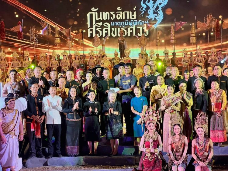 บิ๊กดุลย์ ! เยือนกันทรลักษ์ ชมแสง สี เสียงยิ่งใหญ่ “รวมพลังคนไทย ฟื้นฟูใจเมืองกันทร์” สร้างขวัญกำลังใจชายแดนศรีสะเกษ