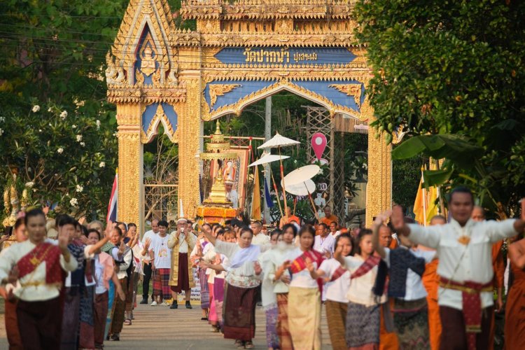 อัญเชิญพระพุทธรูปศักดิ์สิทธิ์“หลวงพ่อเงิน” อายุกว่า 700 ปีประดิษฐานเป็นองค์พระประธานในงาน “สุขสยาม สนุกสนาน สงกรานต์ บ้านฉัน"