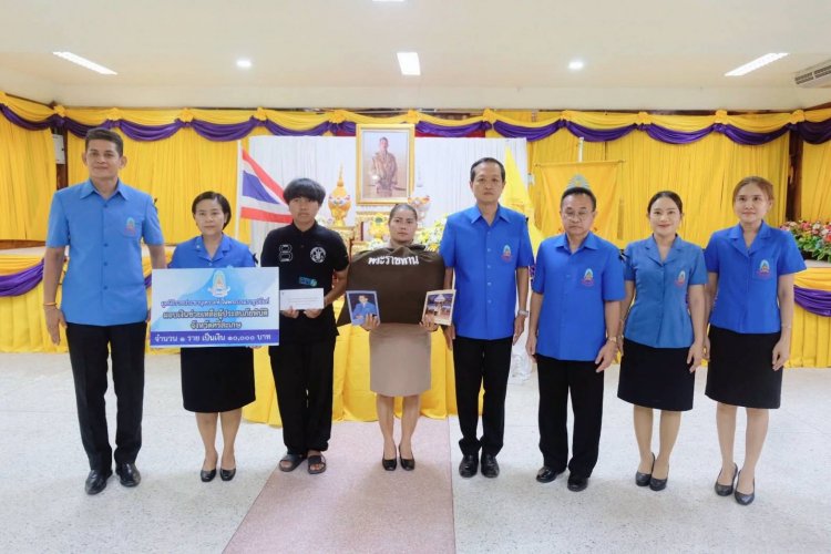 พระมหากรุณาธิคุณล้นพ้นในหลวงพระราชทานเงินช่วยเหลือครอบครัวผู้เสียชีวิตจากวาตภัยศรีสะเกษ