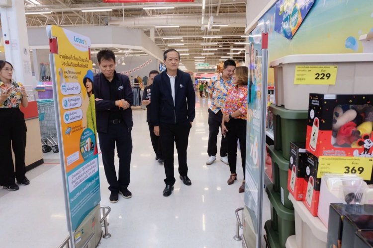 ผู้ว่าฯ ศรีสะเกษลงพื้นที่ตรวจราคาสินค้า “ไทยช่วยไทย” จับมือห้างทั่วจังหวัด ลดค่าครองชีพประชาชน