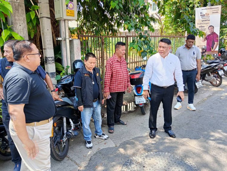 "นายกเบิ้ม" และทีมงาน ลงพื้น ที่บริเวณ 3 แยก ตู้ 401.สภ.แม่สอด ปรับพื้นผิวจราจร ที่ขรุขระให้มีผืวเรียบ