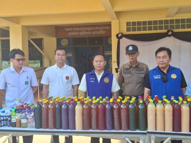 ห้วยทับทัน ตรวจจับแหล่งต้มน้ำกระท่อมขายมอมเมาชาวบ้านและเยาวชน ยึดของกลางกว่า 322 ขวด