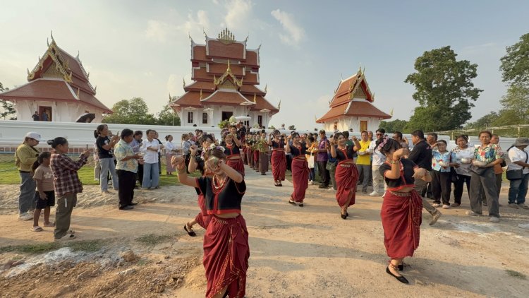 “สายมูแน่น! พลังศรัทธานับพันแห่สรงน้ำ ‘พระไชยเทพสถิต’ จุดธูปขอเลขเด็ด พญานาคนิลกาฬ คึกคักรับสงกรานต์”