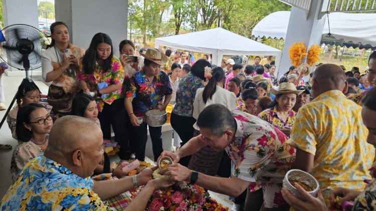ปชช.แห่รดน้ำขอพรผู้ว่าฯปราจีนบุรี สืบสานประเพณีพร้อมอวยพรชาวเมืองให้อยู่เย็นเป็นสุข