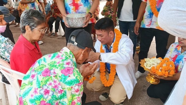 นายกเล็กปราจีนบุรีนำทีมรดน้ำดหัวขอพรผู้สูงอายุเนื่อเทศกาลสงกรานต์