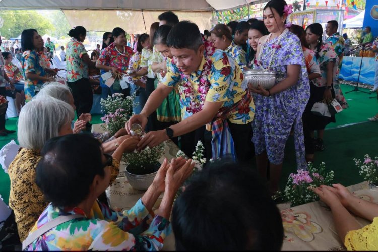 สงกรานต์วิถีไทย!ผู้ว่าฯ นราธิวาส นำชุมชนร่วมรดน้ำผู้ใหญ่ สืบสานวัฒนธรรม