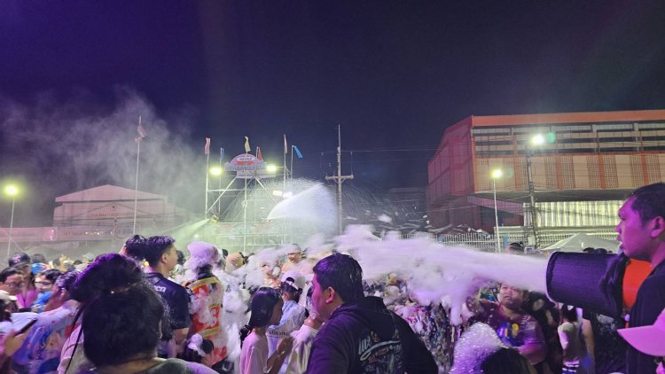 กระหึ่ม! สงกรานต์ปราจีนบุรีรอบดึกคึกคัก "ผู้ว่าฯ-นายก อบจ." นำทัพสาดน้ำ-ปาร์ตี้โฟมสุดเหวี่ยง