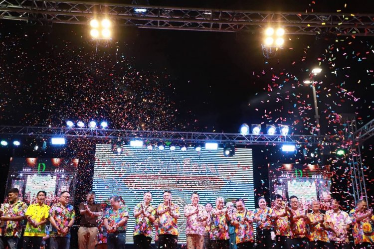 "มหาสงกรานต์นครแม่สอด"  คึกคัก นักท่องเที่ยวประชาชนนับ 10,000 คนร่วมงาน