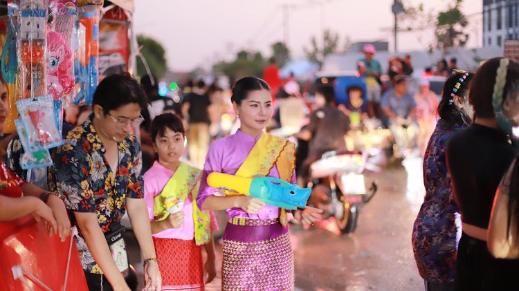 สุดเก๋! สาวใส่ชุดมอญเล่นน้ำวันสงกรานต์ถนนข้าวแช่ปทุมธานี