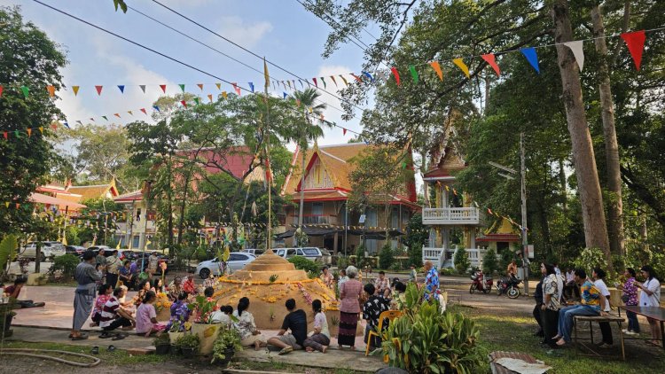 สืบสานประเพณี 100 ปี! วัดโคกมะกอกจัดพิธีฉลองพระเจดีย์ทรายวันออกสงกรานต์