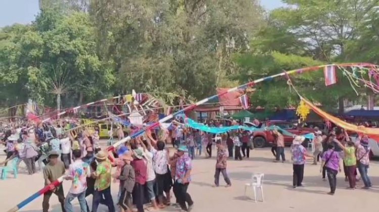 สืบสานอนุรักษ์วัฒนธรรมท้องถิ่น!ชาวบ้านยกตำบลแห่ขบวนยกเสาธงไม้โบราณส่งท้ายสงกรานต์