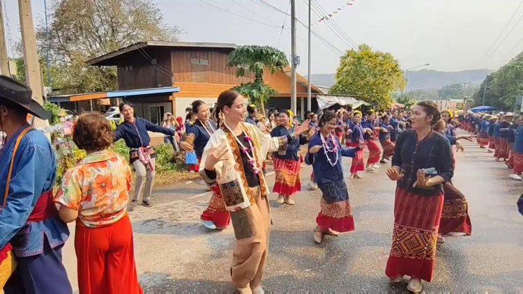 อลังการ!อุทัยธานีสืบสานประเพณีแห่ค้างดอกไม้ห้วยแห้ง ไหว้หลวงพ่อโต โชว์ผ้าทอลายโบราณ