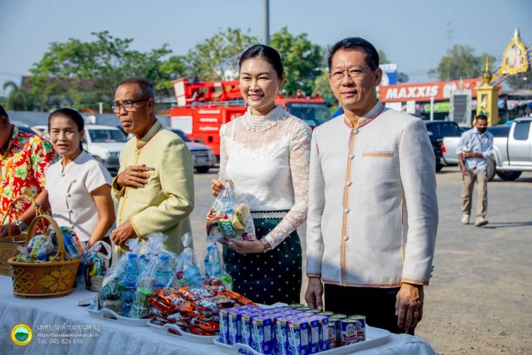 ชาวอำเภอขุนหาญนุ่งผ้าไทยใส่บาตร ทำความดี วิถีพอเพียง
