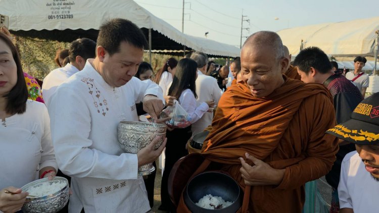 นายอำเภอแม่สอด ประธานในพิธีทำบุญตักบาตร และพิธีบวงสรวงดวงพระวิญญาณสมเด็จพระเจ้าตากสินมหาราช