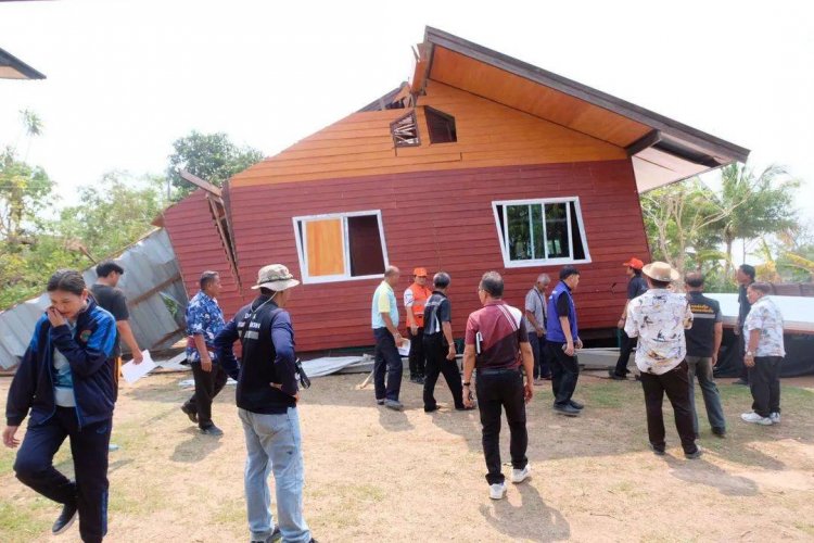ผู้ว่าฯ ศรีสะเกษลุย!พื้นที่วาตภัย สั่งเร่งช่วยเหลือด่วนภายใน 24 ชม. ระดมทุกภาคส่วนฟื้นฟูประชาชน