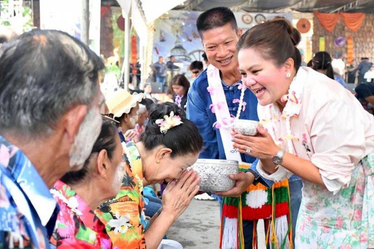 วันไหลสงกรานต์  "นายกจอย-สส.เฟริ์ส" ร่วมสืบสานประเพณีสรงน้ำพระธาตุพญาหน่อกวิ้น