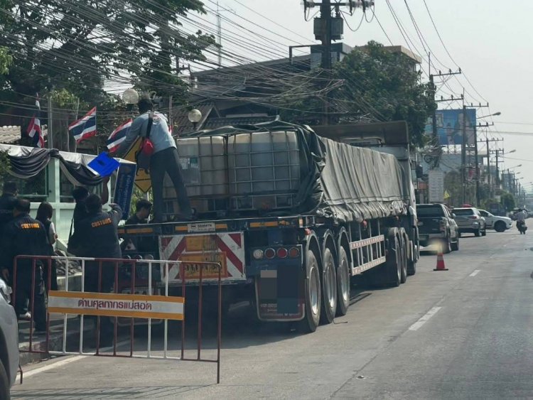 ด่านศุลกากรแม่สอดสนธิกำลังสกัดรถบรรทุก 22 ล้อ ลอบขนน้ำมันดีเซล 16,000 ลิตรคาชายแดนแม่สอด